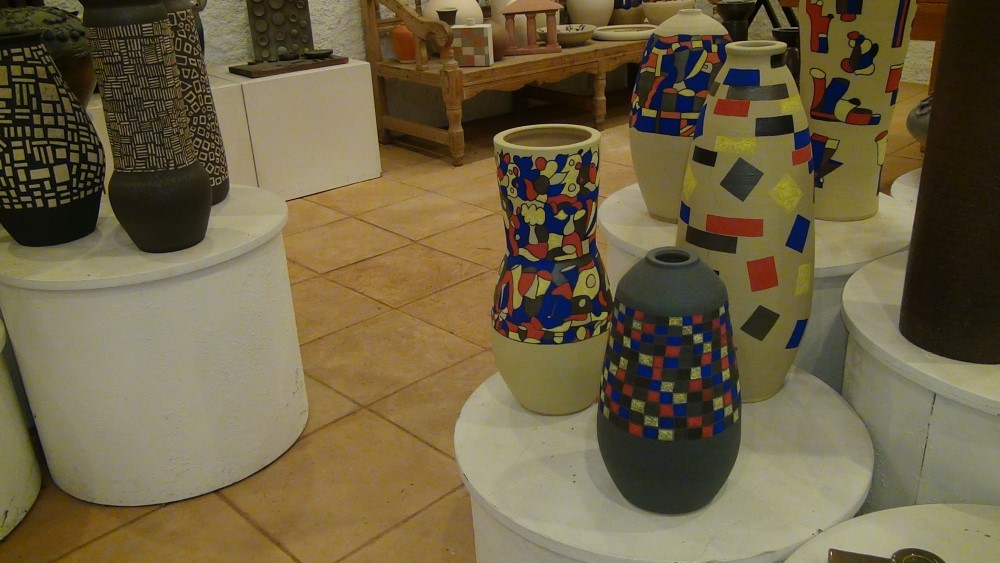 different high pieces of thin neck, some painted with colors and others with cream tones