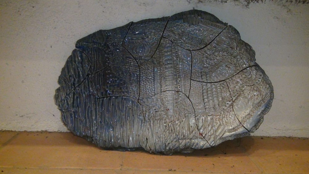 ceramic that represents a rock with fossil inlays